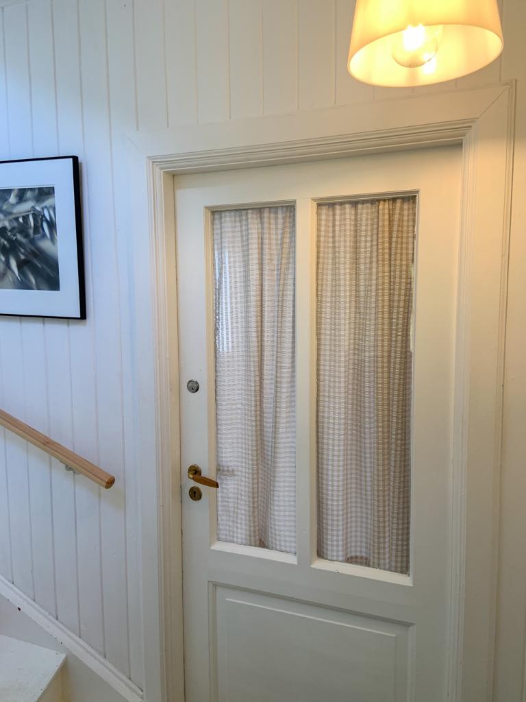 Døren inn fra trappeoppgangen.